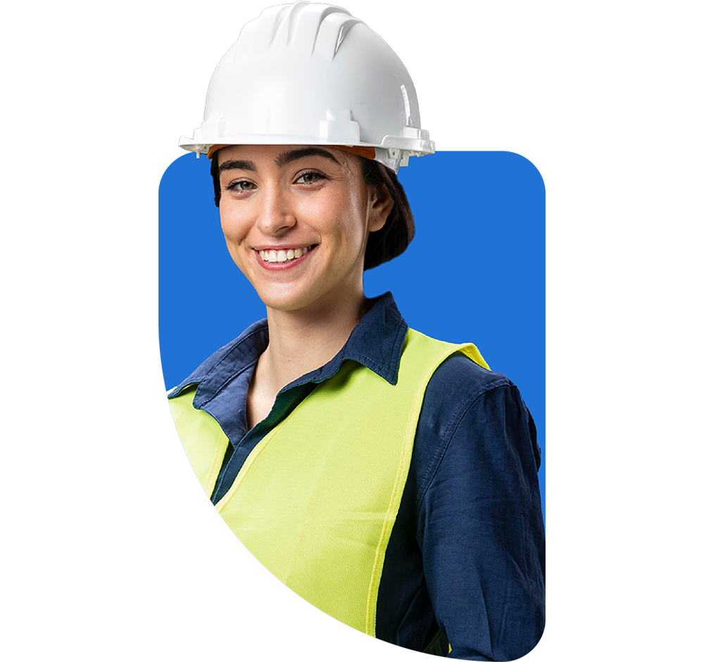 Homem segurando o capacete e sorrindo para a foto da APROLUVAS