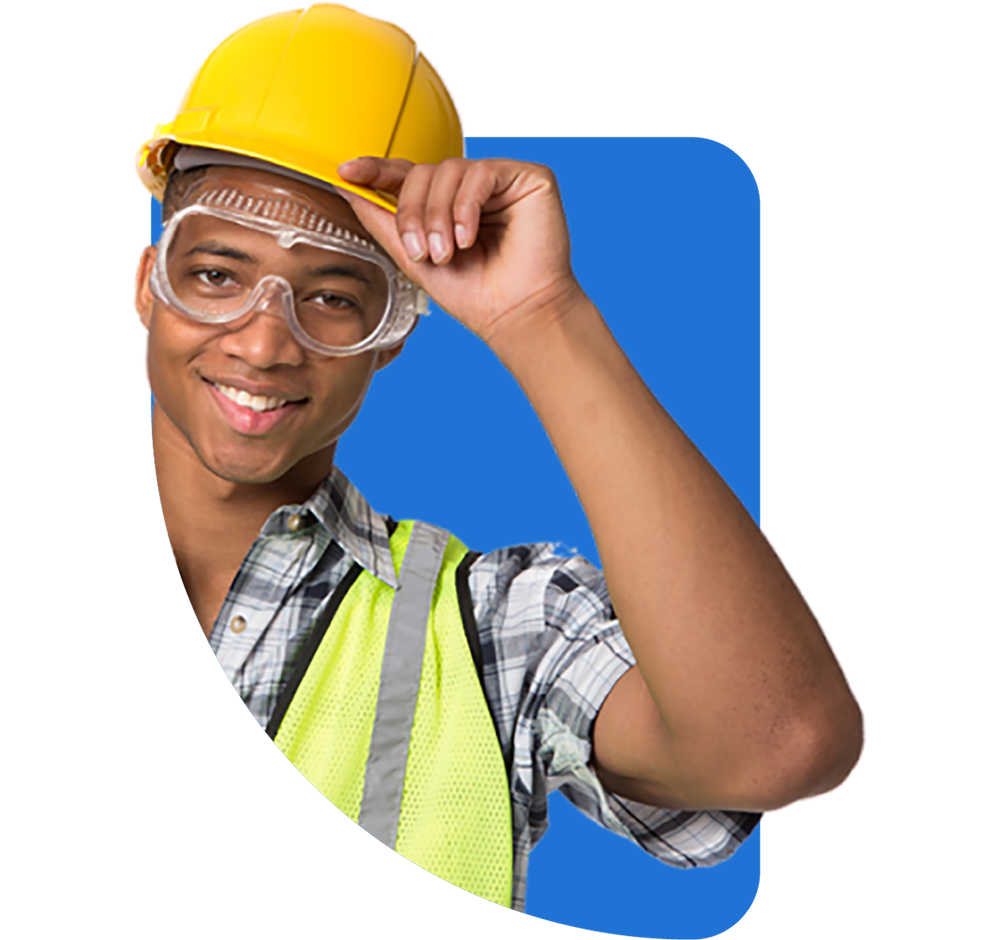 Homem segurando o capacete e sorrindo para a foto da APROLUVAS