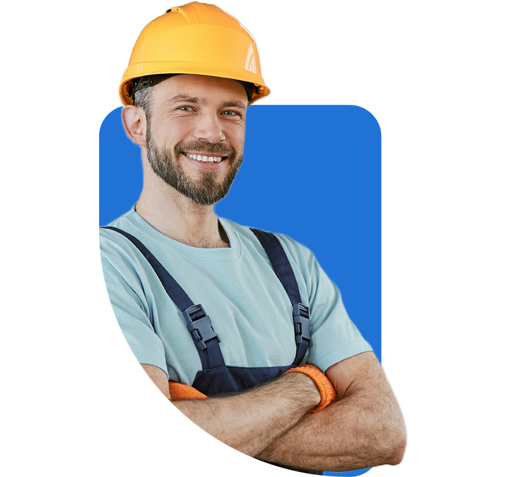 Homem segurando o capacete e sorrindo para a foto da APROLUVAS