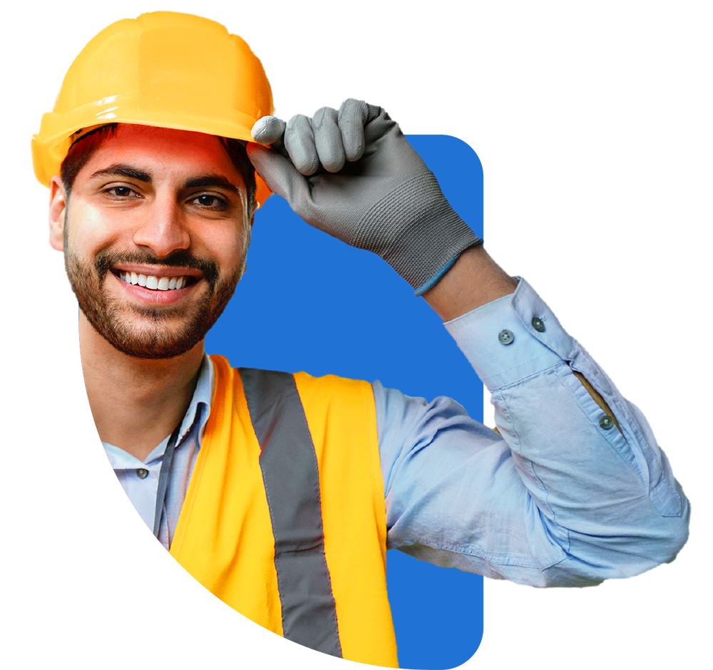 Homem segurando o capacete e sorrindo para a foto da APROLUVAS